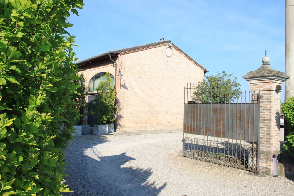 Blue Garibaldi Room & Breakfast in Soragna, Italy
