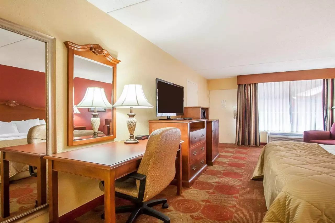 Clarion Inn & Suites University Center - photo 19