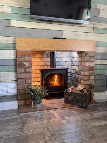 Den of Joy Humberston Fitties sleeps 6 hot tub log burner in Cleethorpes, United Kingdom