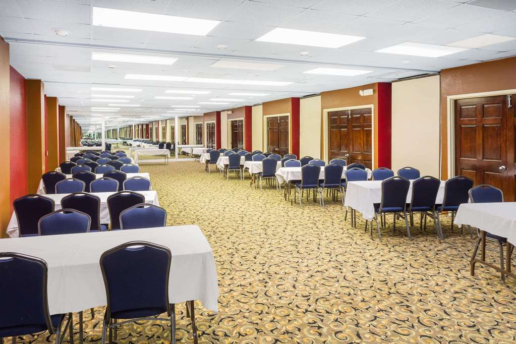 Howard Johnson by Wyndham Williamsburg - photo 11