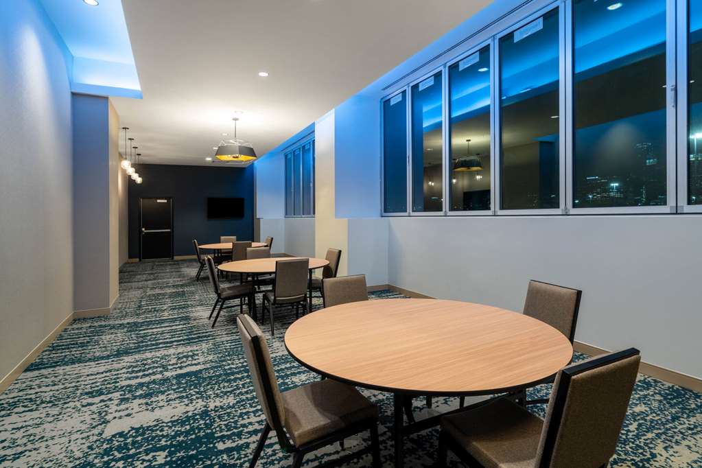 La Quinta Inn & Suites by Wyndham Nashville Downtown Stadium - photo 51