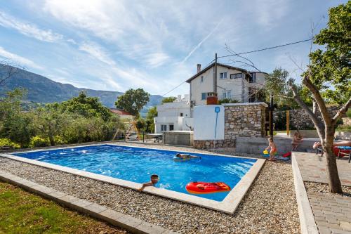 Apartmani M — 4-Star Luxury Hotel in Baska, Croatia