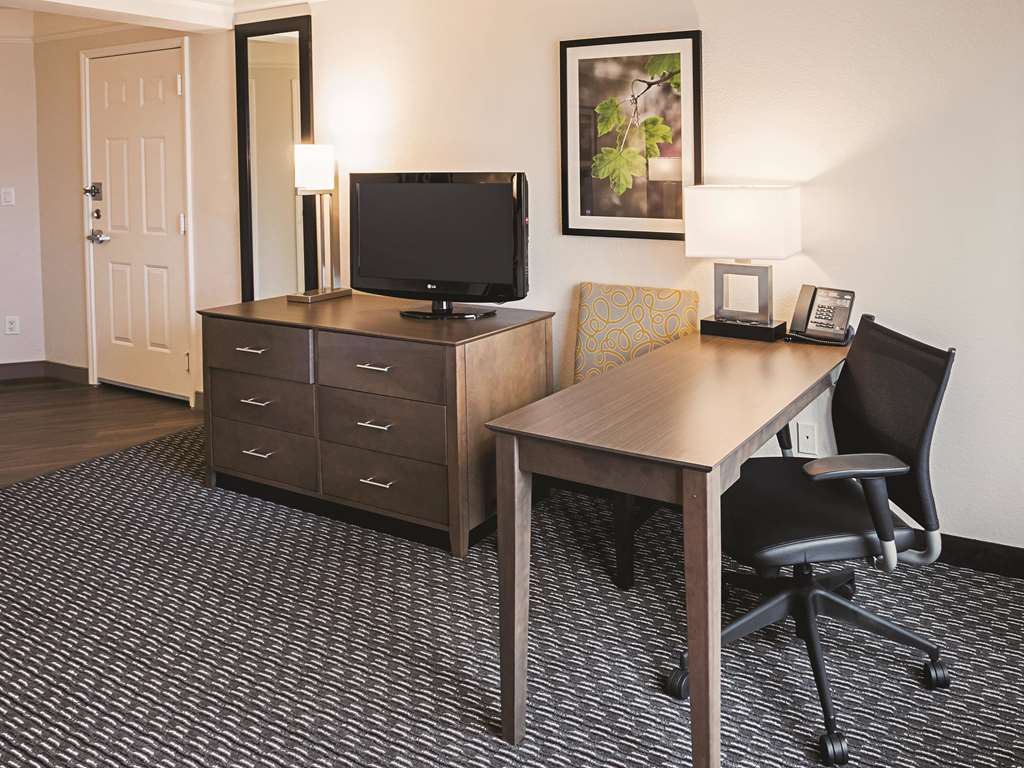 La Quinta Inn & Suites by Wyndham Fort Worth City View - photo 26