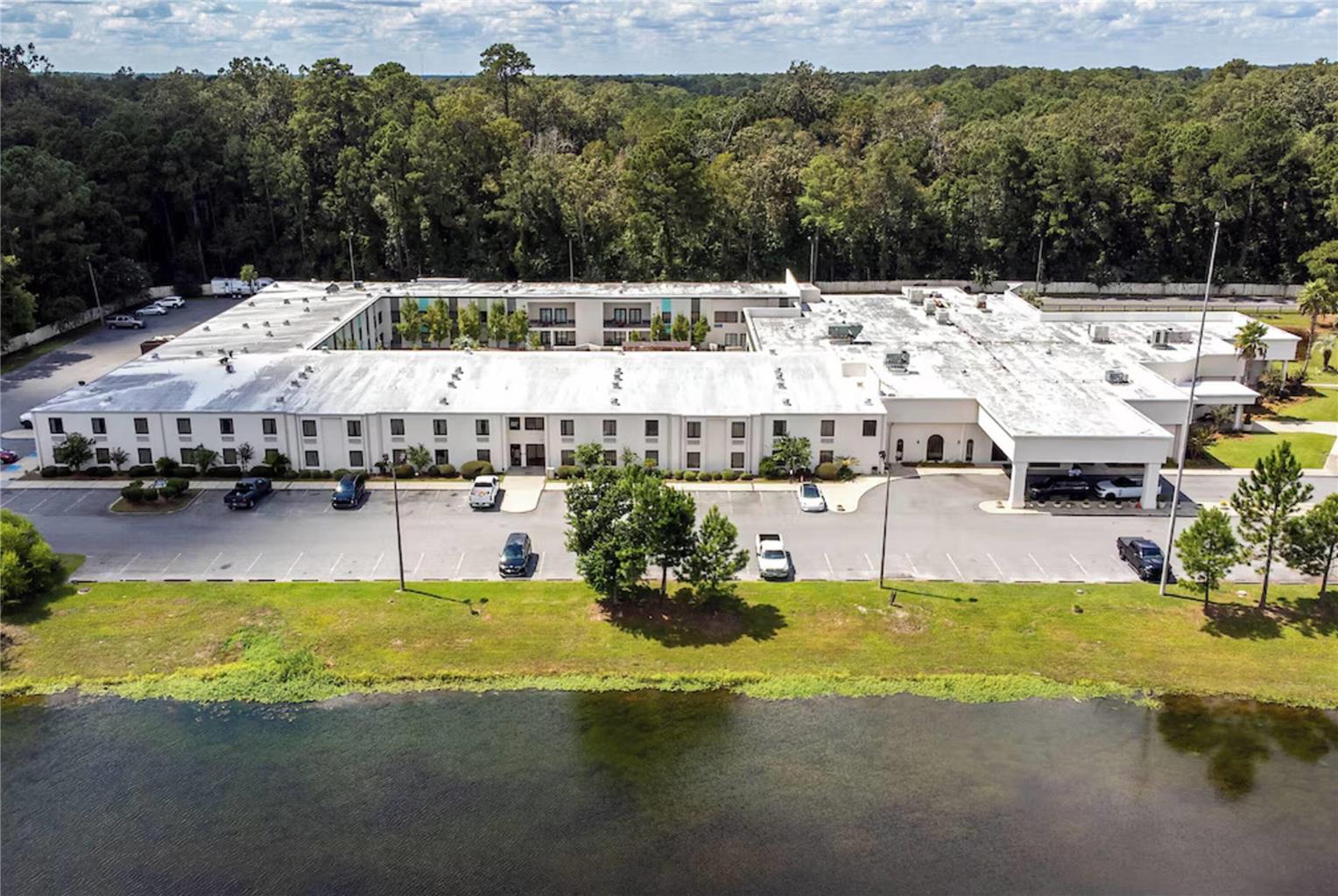 Cottonwood Suites Savannah Hotel & Conference Center - photo 2