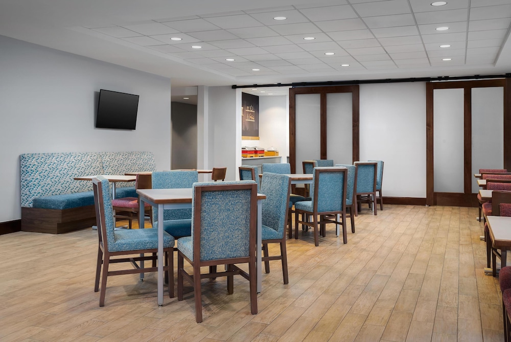 Hampton Inn & Suites Omaha Downtown - photo 35