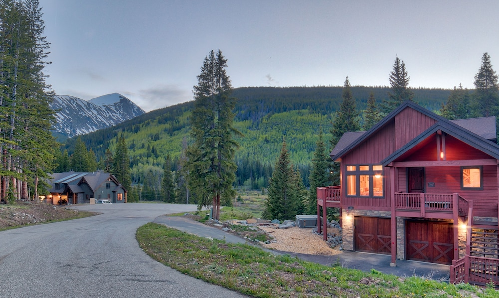 Moose Meadow Retreat Private Home with Hot Tub — 4-Star Luxury Hotel in Breckenridge, United States