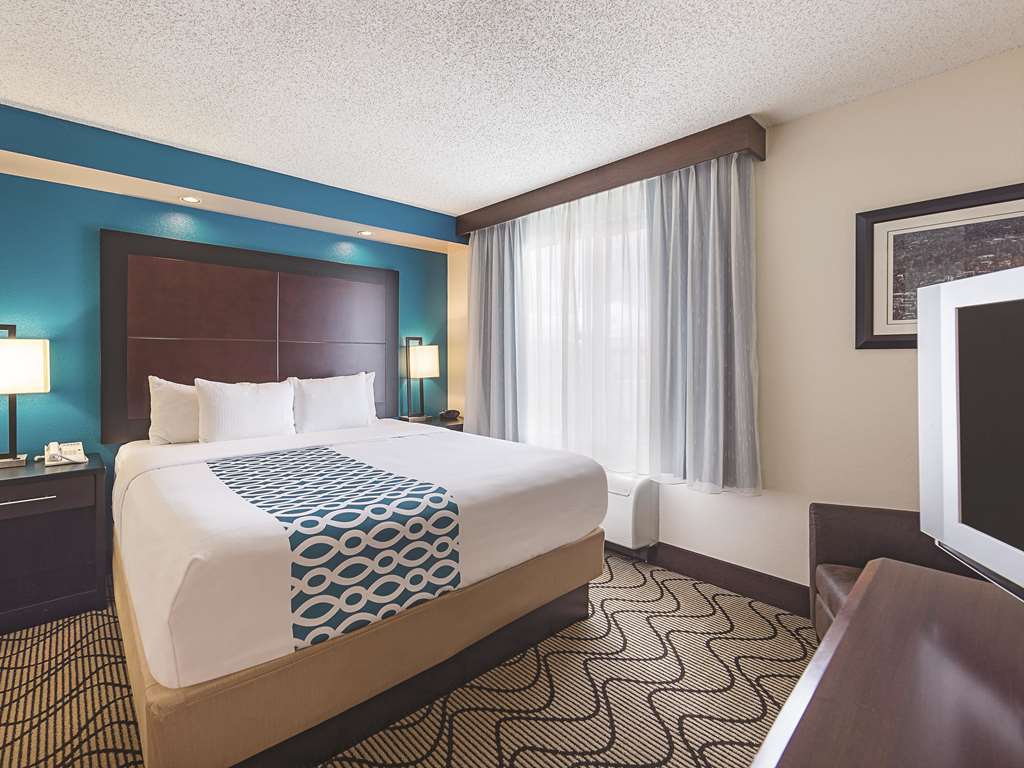 La Quinta Inn & Suites by Wyndham Central Point Medford - photo 26