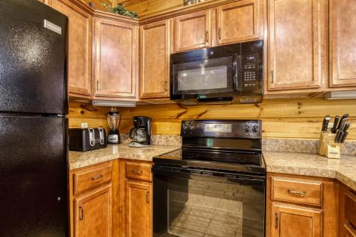Lazy Bear Lodge Hot Tub Resort Pool WIFI 1089 FREE tickets each paid day Dollywood and More - photo 6