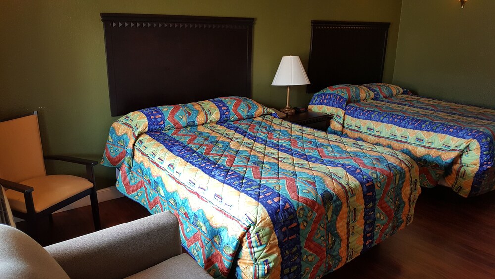 Camelot Inn - photo 3