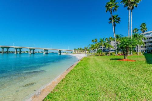 Bahia Vista If Youre Not Barefoot Youre Overdressed on Isla in St. Petersburg, United States