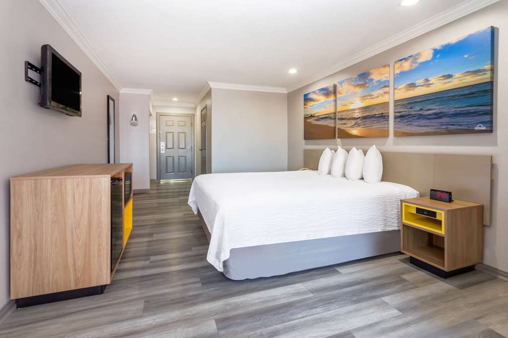Days Inn by Wyndham Santa Monica - photo 47