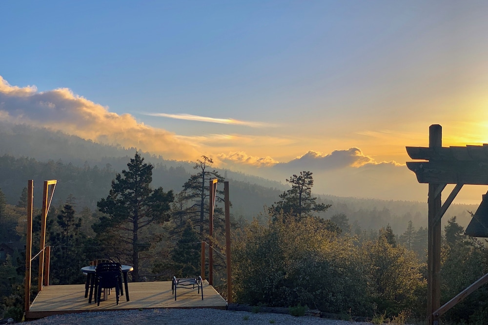 Mountain and Lake View Dog Friendly Retreat