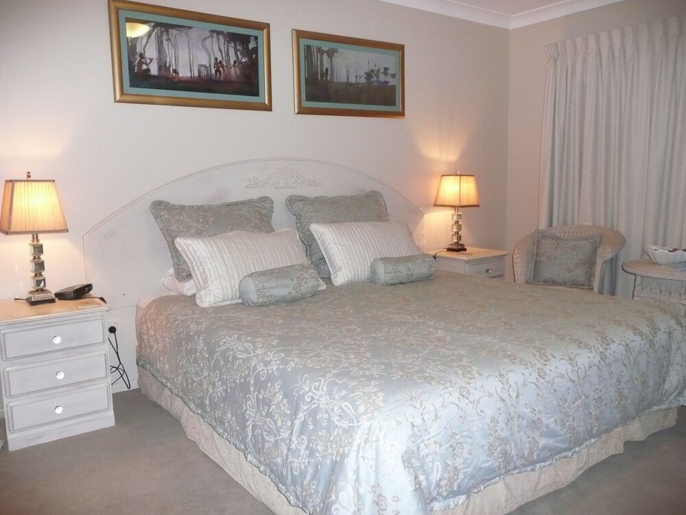 Yarrandabbi Dreaming Boutique B&B — 5-Star Luxury Hotel in Macleay Island, Australia
