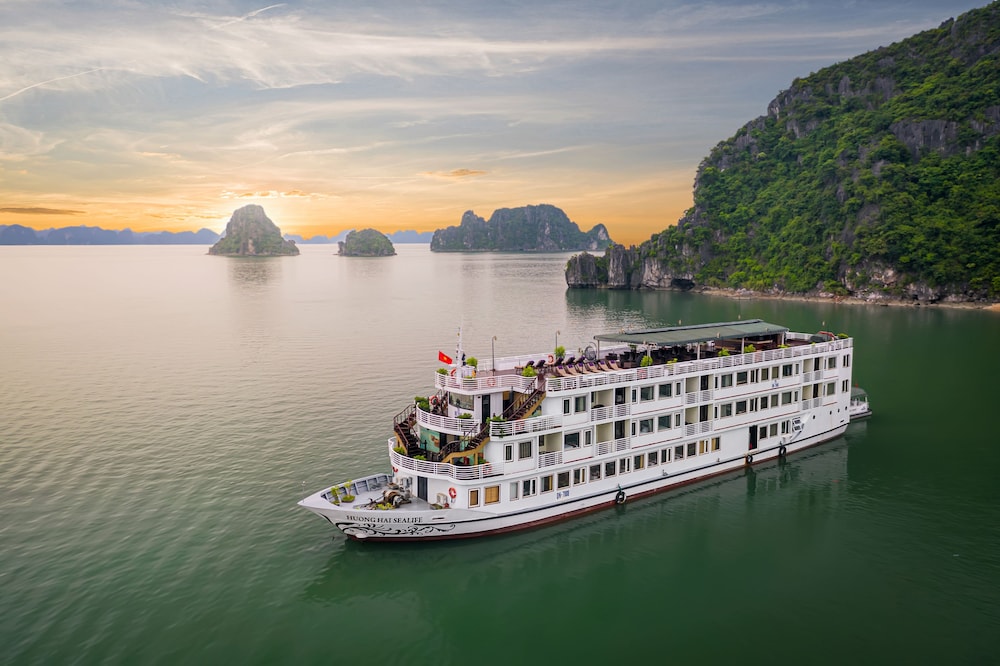 Huong Hai Sealife Cruise — 4-Star Luxury Hotel in Ha Long, Vietnam