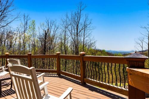 Cherokee Lodge w MtnViews February Deals HotTub Fire Pit GameRm — 4-Star Luxury Hotel in Gatlinburg, United States