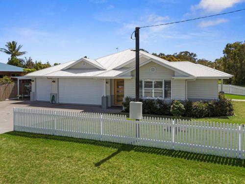 Welcome to The White House — 4-Star Luxury Hotel in Tin Can Bay, Australia