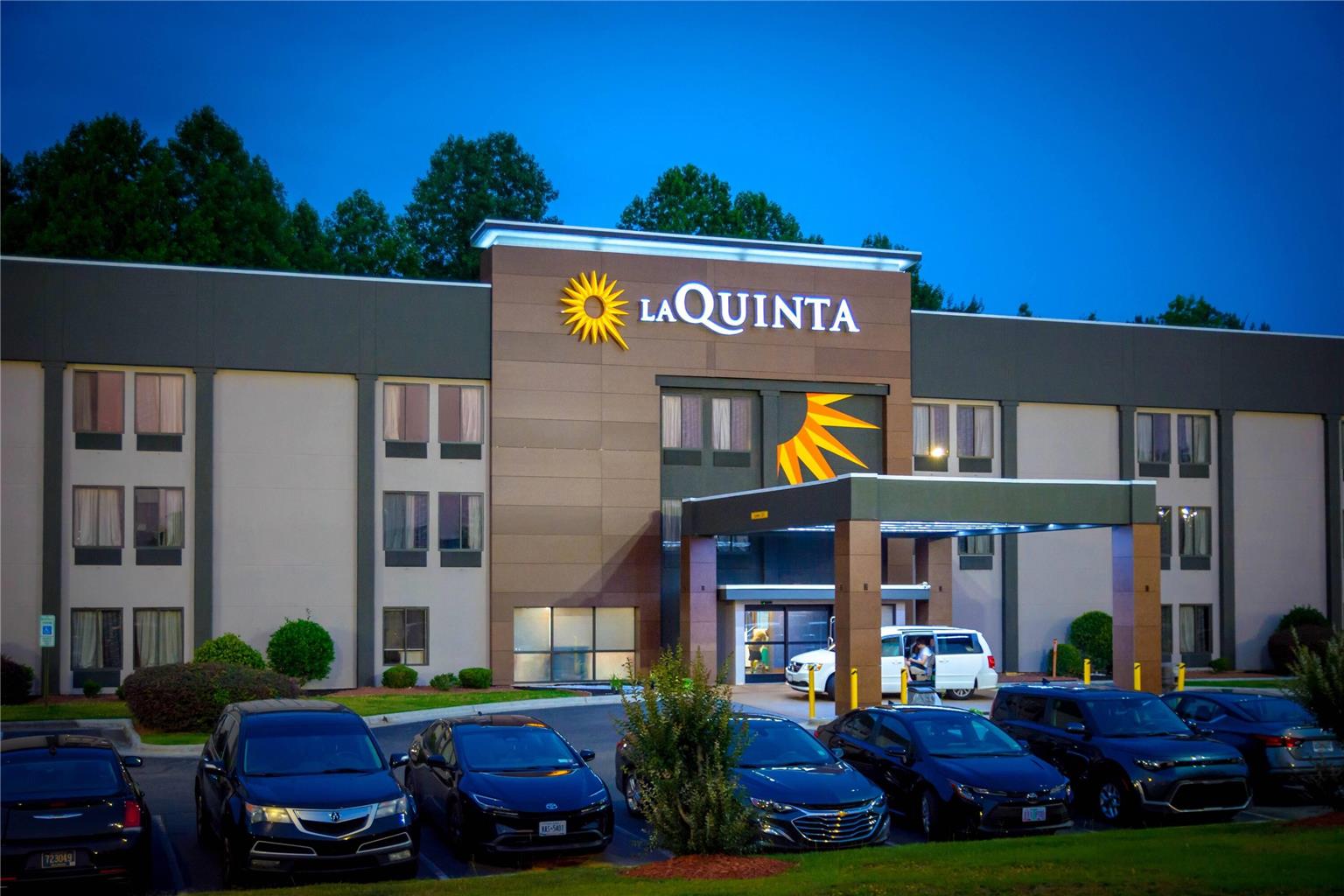 La Quinta Inn & Suites by Wyndham Fayetteville I 95 - photo 3