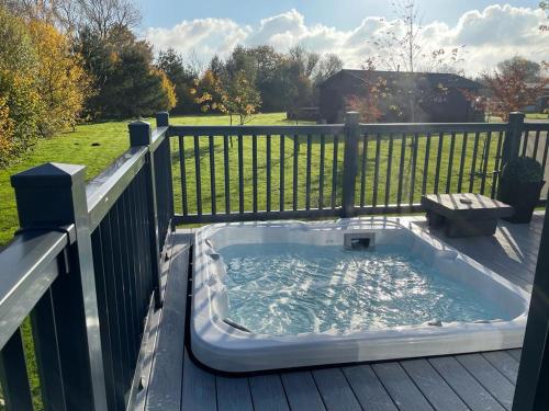 Coopers Cabin With Hot Tub