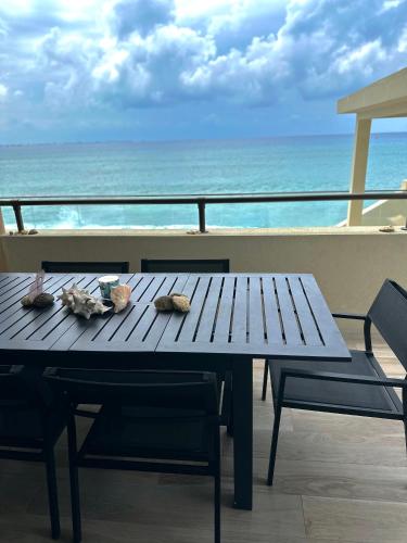 Oceanfront with 7 mile beach views Ground Floor Pool Sleeps 6 — 4-Star Luxury Hotel in West Bay, Cayman Islands