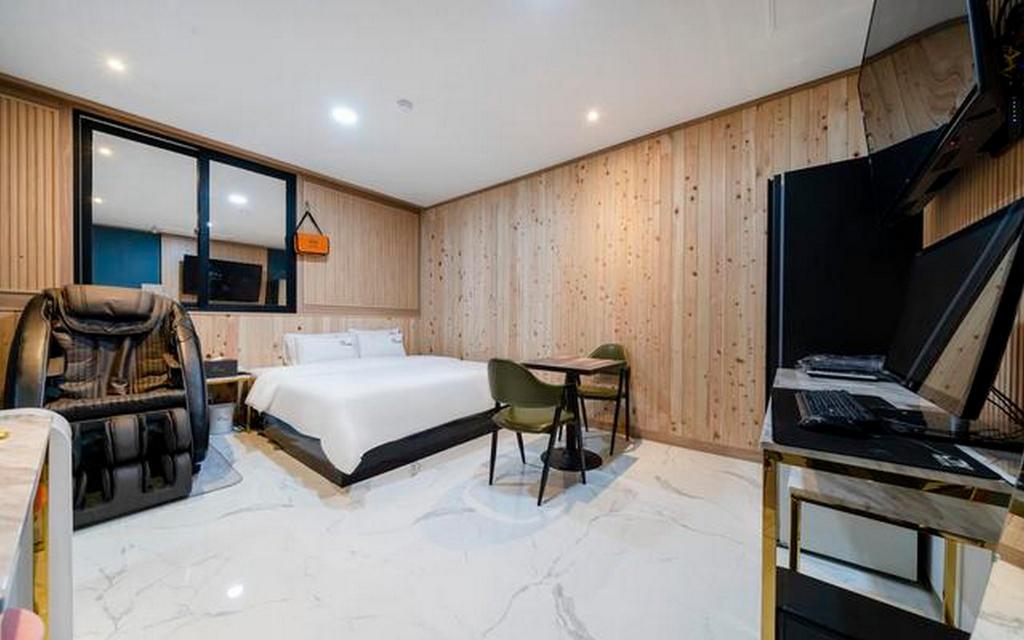 Poseidon Motel in Chinju, South Korea