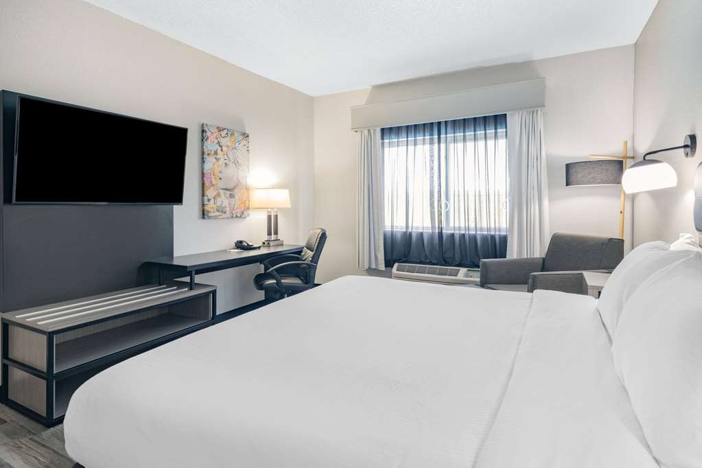 La Quinta Inn & Suites by Wyndham Evansville - photo 14