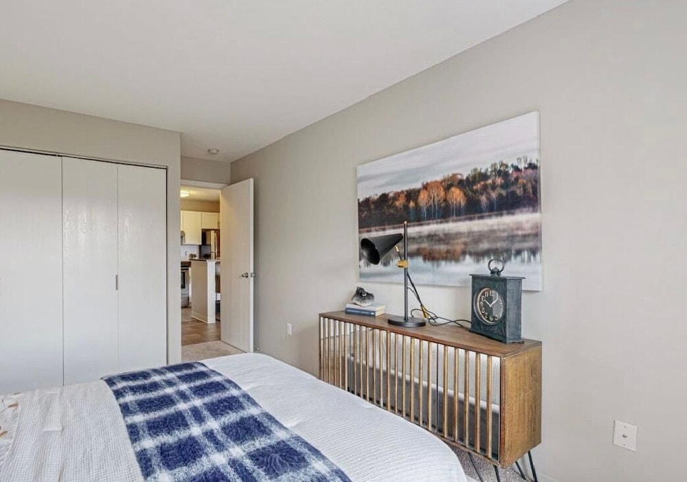 Serene Spring Retreat — 5-Star Luxury Hotel in Bloomington, United States
