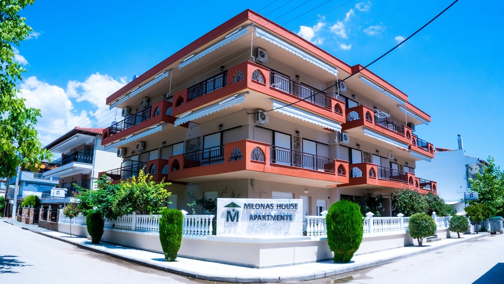 Milonas House Apartments — 4-Star Luxury Hotel in Nea Moudhania, Greece