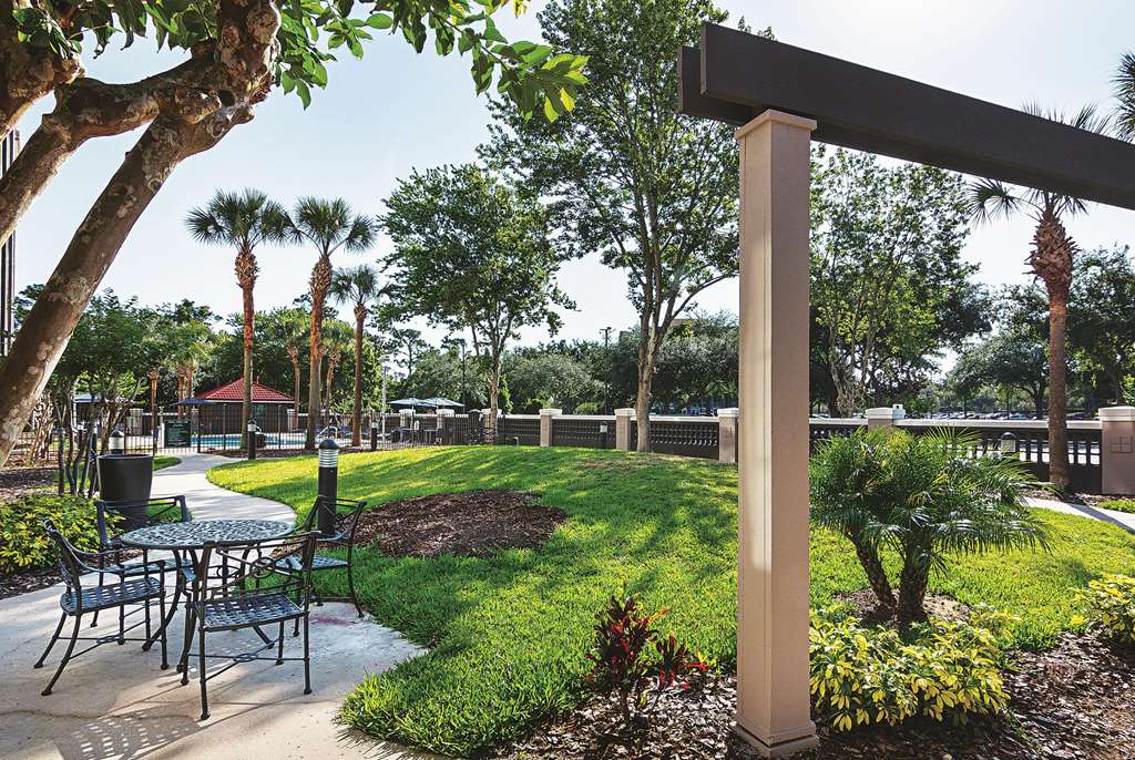 La Quinta Inn & Suites by Wyndham Orlando UCF - photo 8