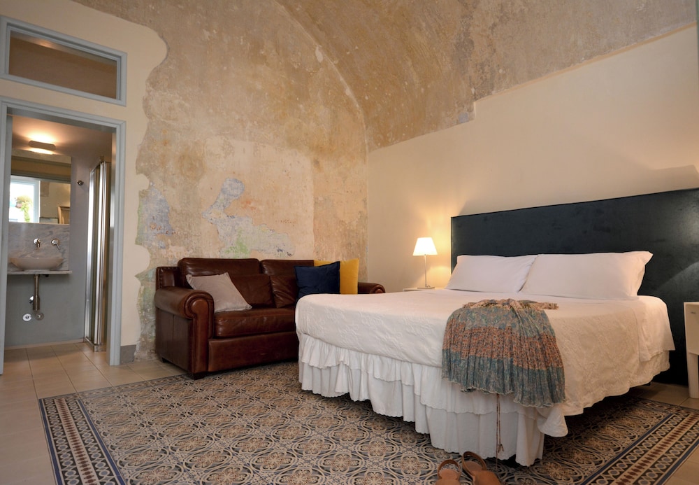 B&B Palazzo del Capitolo By I Bastioni San Domenico — 4-Star Luxury Hotel in Gallipoli, Italy