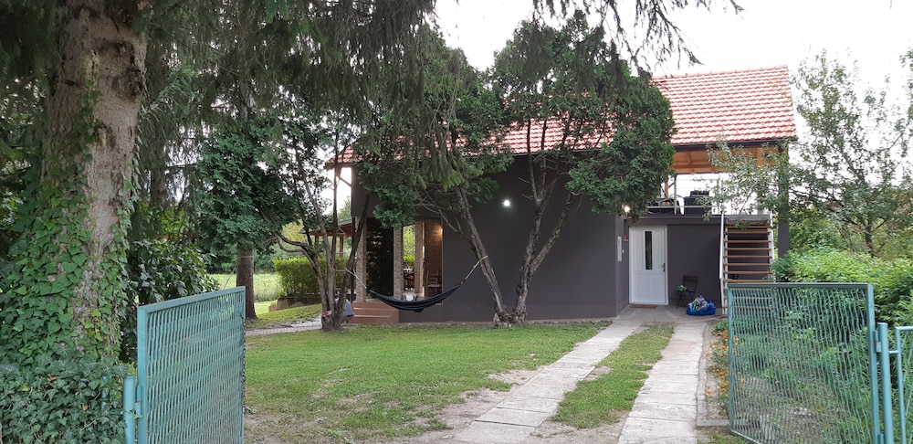 Green Retreat Kuca Uz Rijeku Za Savrseni Odmor — Lekenik