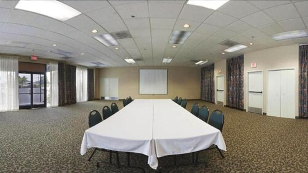 Holiday Inn Express Roseburg by IHG - photo 43