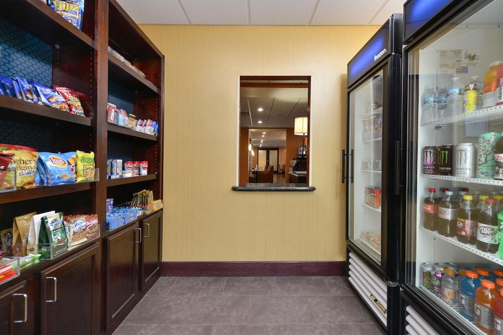 Hampton Inn Muscatine - photo 28