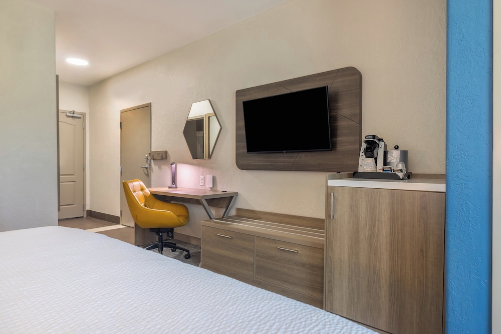 Holiday Inn Express and Suites Kansas City Airport by IHG - photo 18
