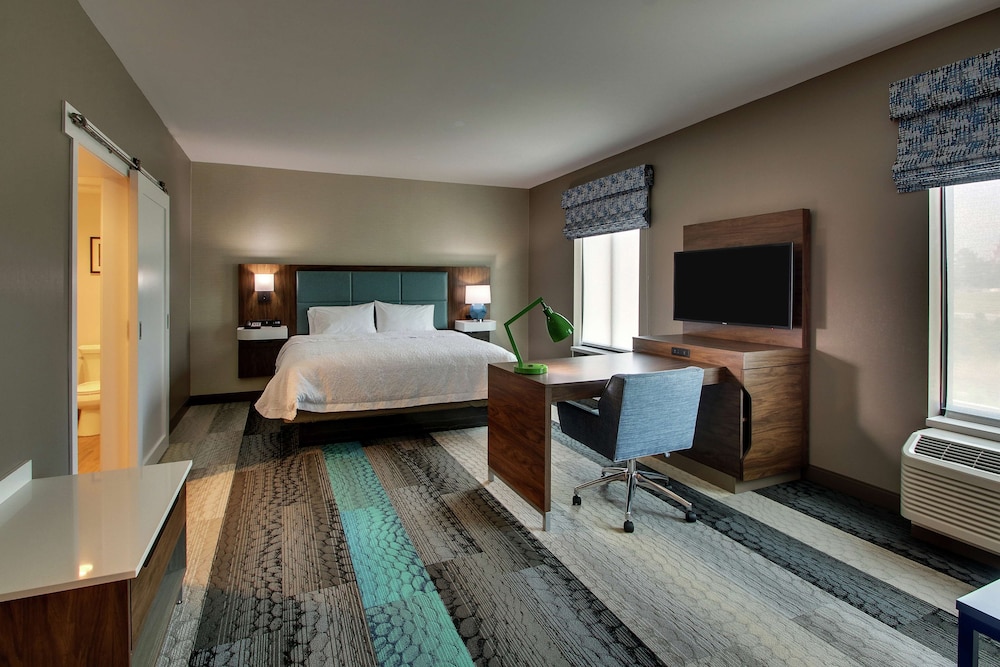 Hampton Inn & Suites Southport - photo 13