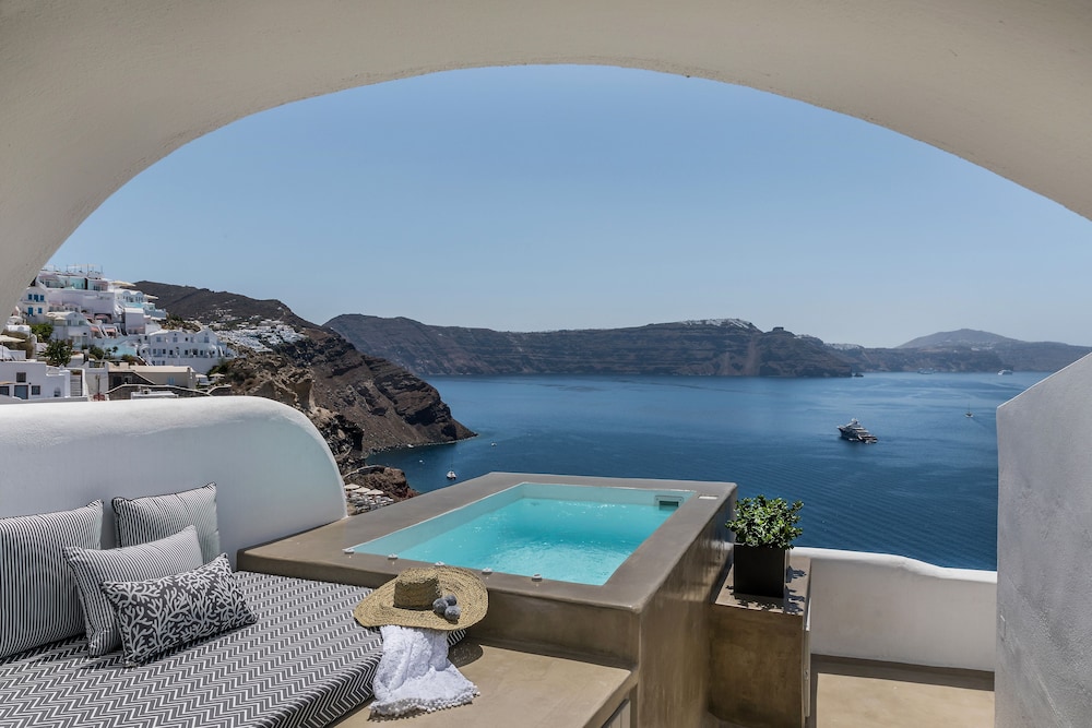 3 Caves Villa by Caldera Houses — 4-Star Luxury Hotel in Oia, Greece