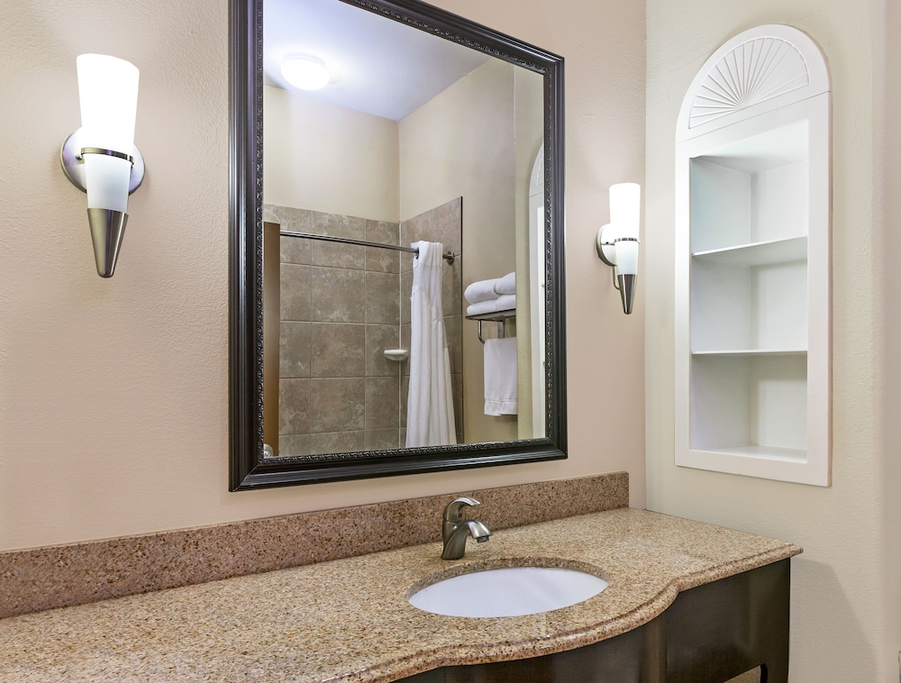 Holiday Inn Express Hotel & Suites Victoria by IHG - photo 17