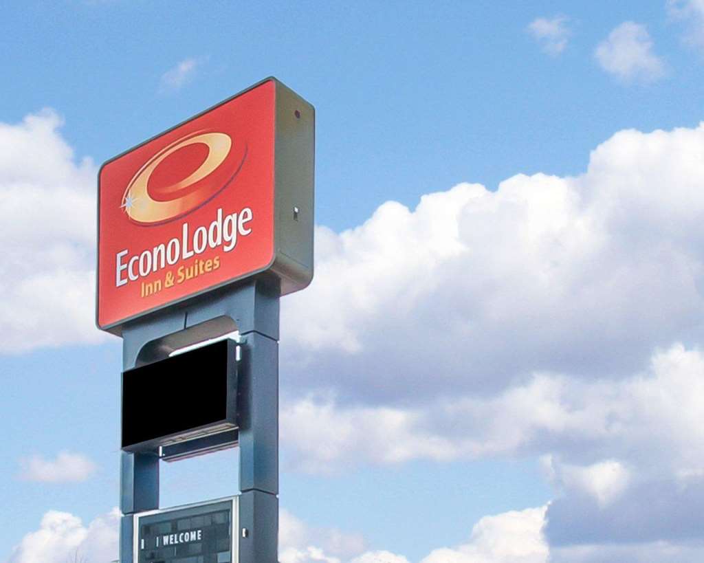 Econo Lodge Inn & Suites Jackson Northwest — hotel near McKellar-Sipes Regional Airport