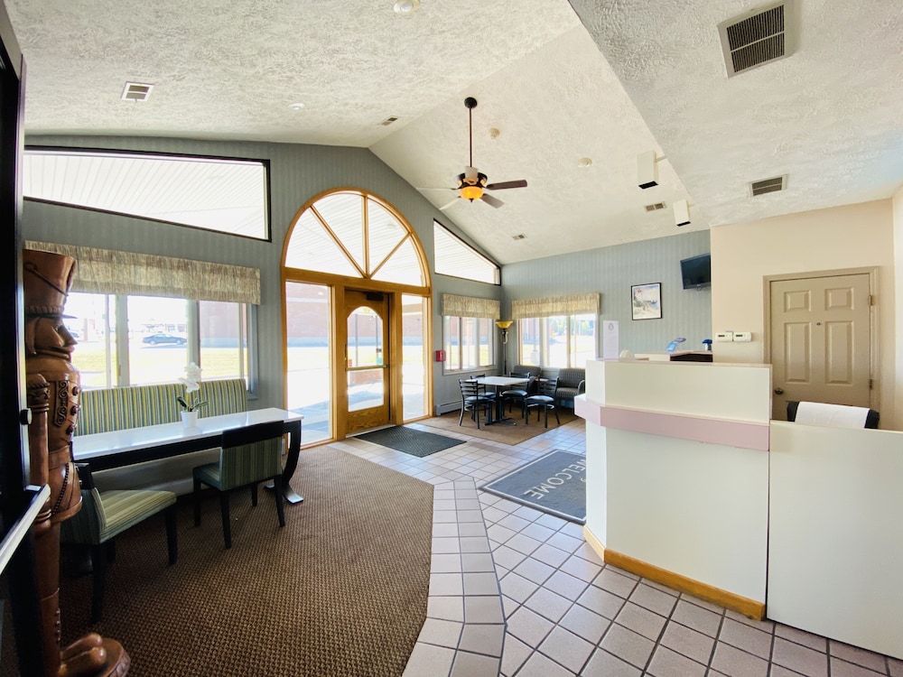 Fleetwood Inn & Suites - photo 2