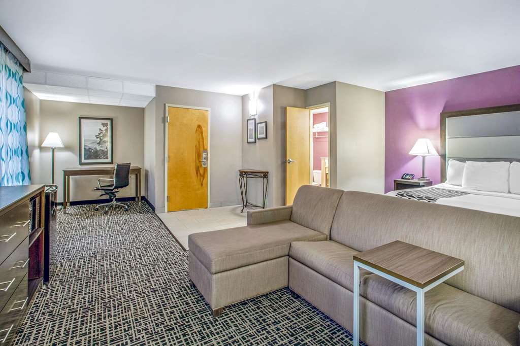 La Quinta Inn by Wyndham Radford - photo 19