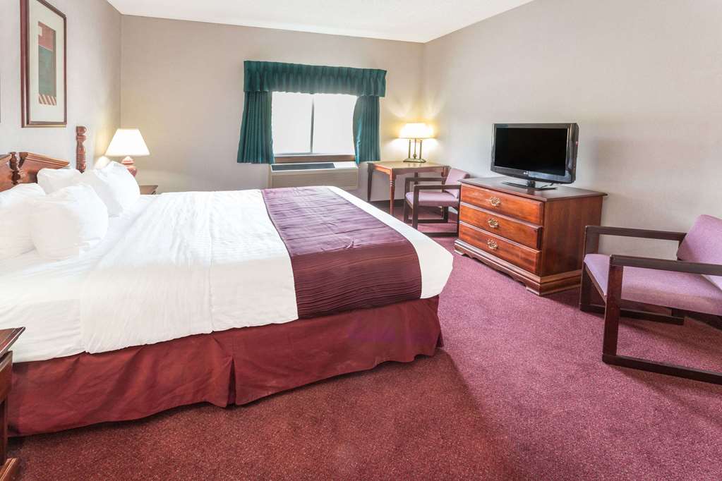 Days Inn by Wyndham Tiffin - photo 7