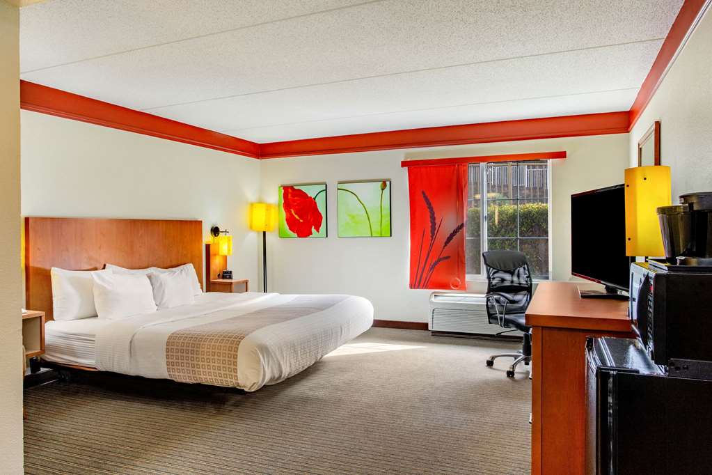 La Quinta Inn & Suites by Wyndham Raleigh Crabtree - photo 18