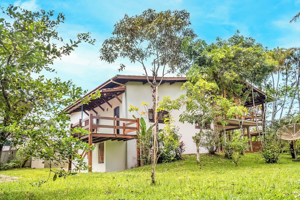 Casa com jardim e churrasqueira perto da praia — 4-Star Luxury Hotel in Ubatuba, Brasil