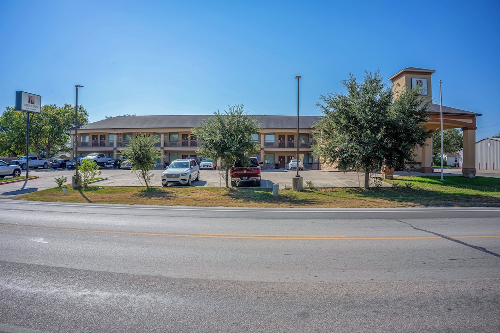 Moulton Inn & Suites By OYO Near Shiner TX - photo 41