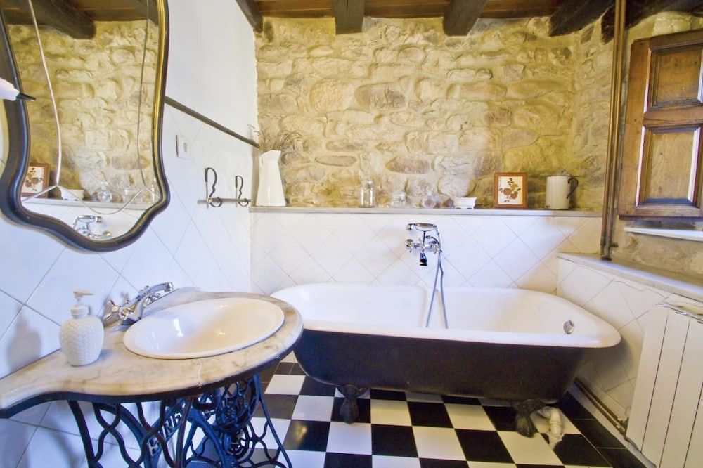 Vivienda rural La Otra Casa — 4-Star Luxury Hotel in Arenas De Iguna, Spain