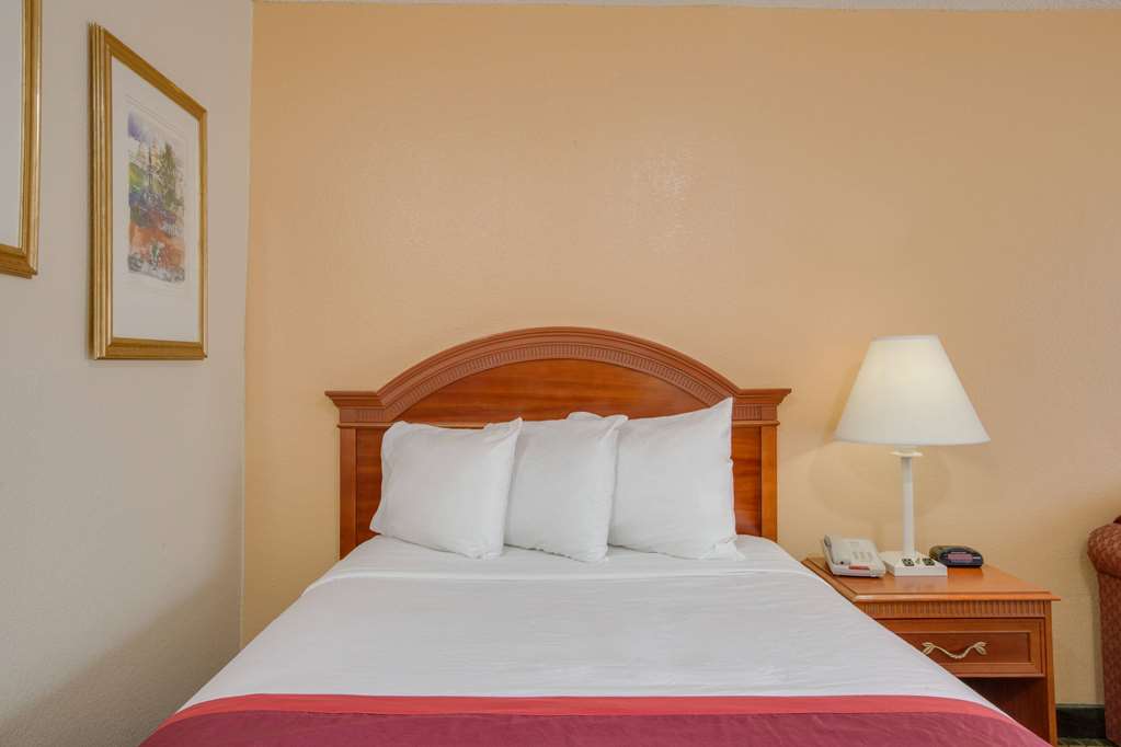 Days Inn by Wyndham Asheville West - photo 7