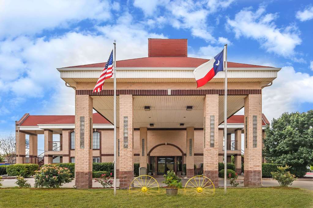 Days Inn by Wyndham Granbury - photo 3