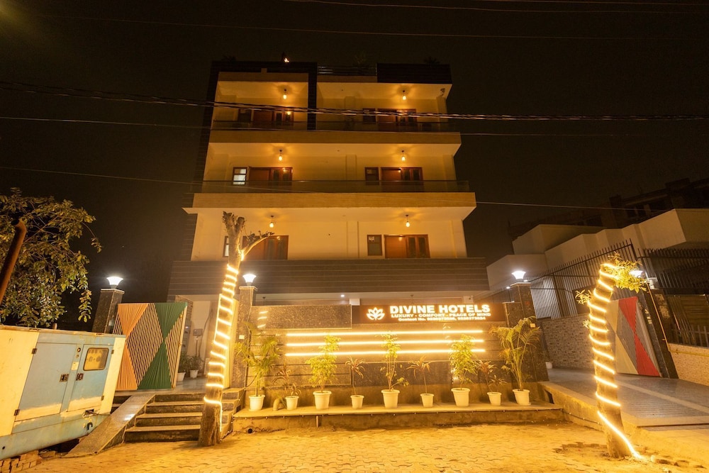 Divine Hotels & Banquets - last minute hotel in Noida