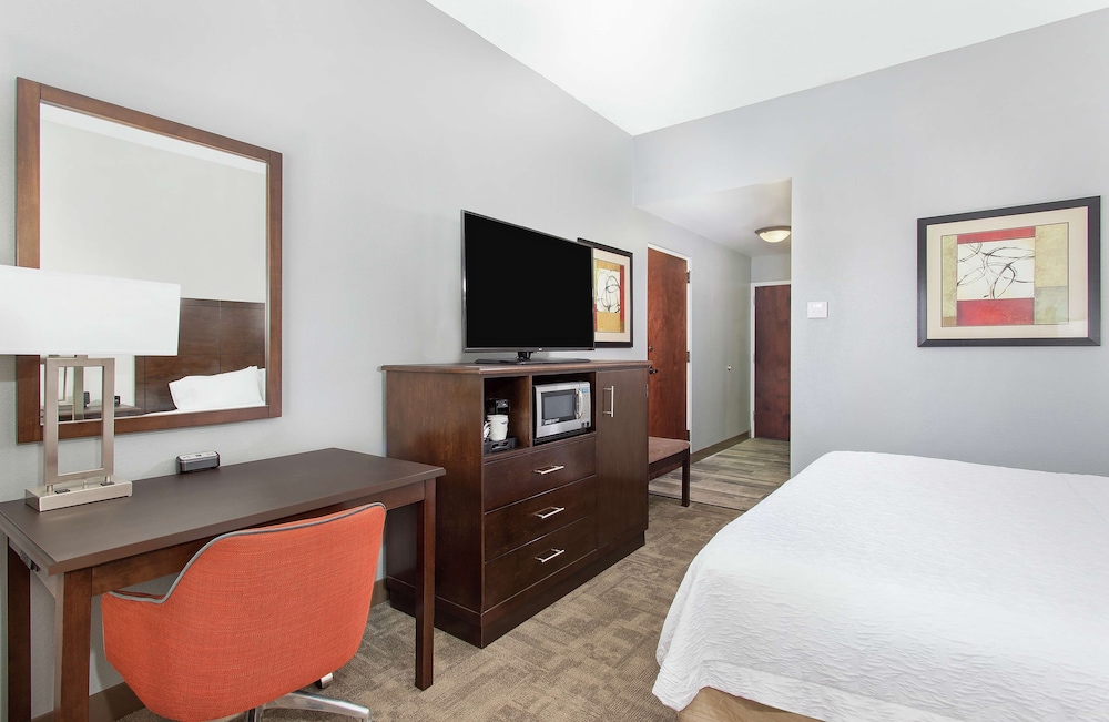 Hampton Inn Cullman - photo 16