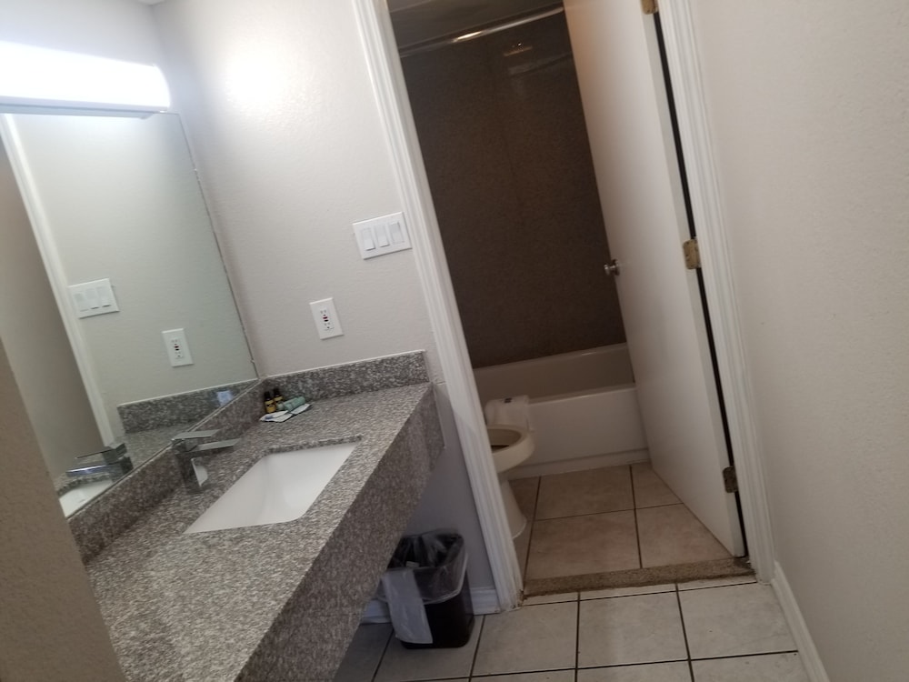Econo Inn Lackland - photo 7