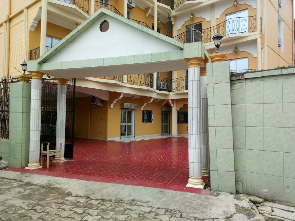 Hôtel Y - carbon neutral hotel in Douala